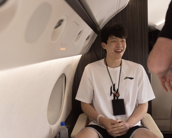 踏上旅程✈️ 开拓者官方发布杨汉森登机照片：波特兰在等你❤️