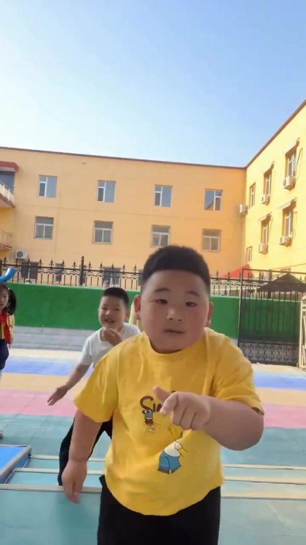 🤣火箭队记晒亚洲小男孩魔性舞蹈视频 庆祝乌度卡长留火箭
