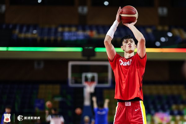 篮网夏联阵形    ：五名首轮秀齐上阵 湖人旧将奥利瓦里在列 无曾凡博