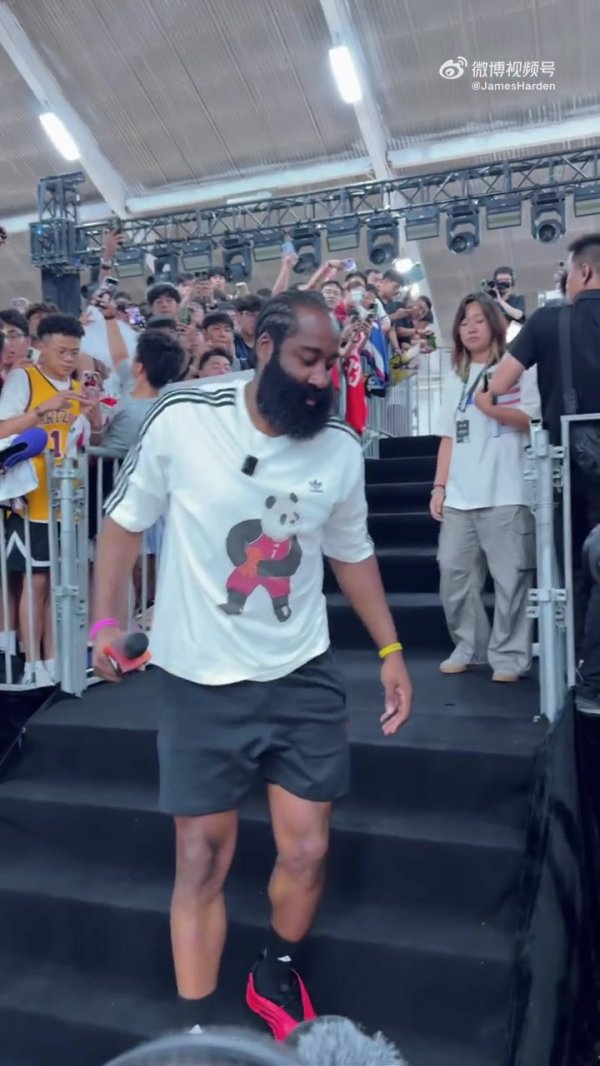 哈登晒与约翰-郝拥抱视频：高兴见到我的幸运符 坚守  下去💪🏾