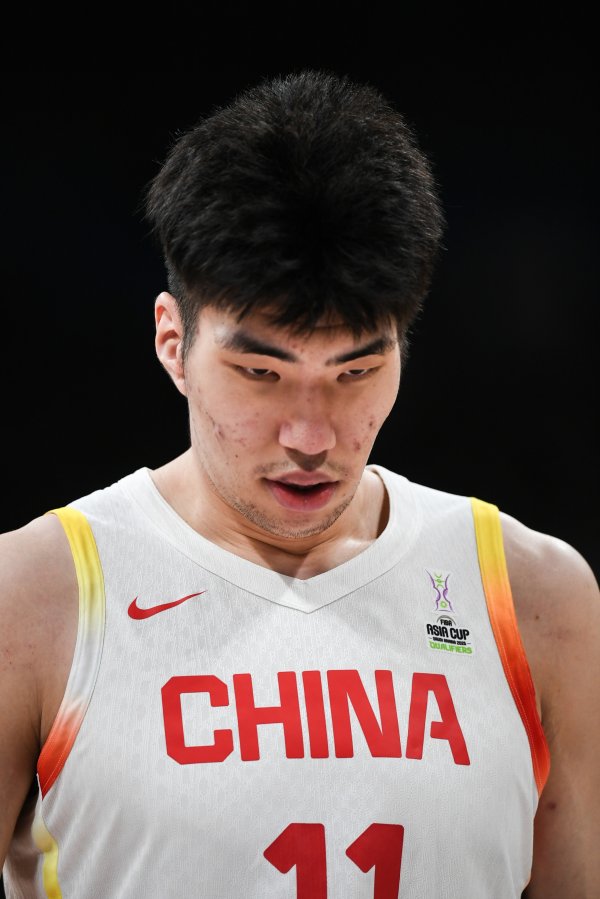 效果不好！余嘉豪半场仅得1分2板 防卫  移动受限被针对