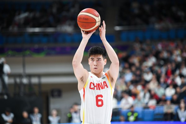 后备  火力点！程帅澎半场3中1拿到5分1助功