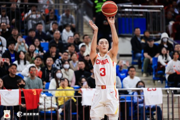 媒体人：中国男篮非常团结 胡明轩此前低迷本场依旧杆位&担任主攻