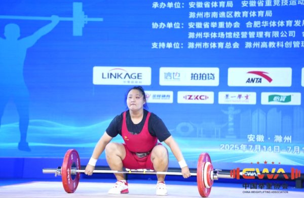 漯河体校输送运动活动    员贾素玲, 在全国U系列力量举重  第一名  赛上再创佳绩!