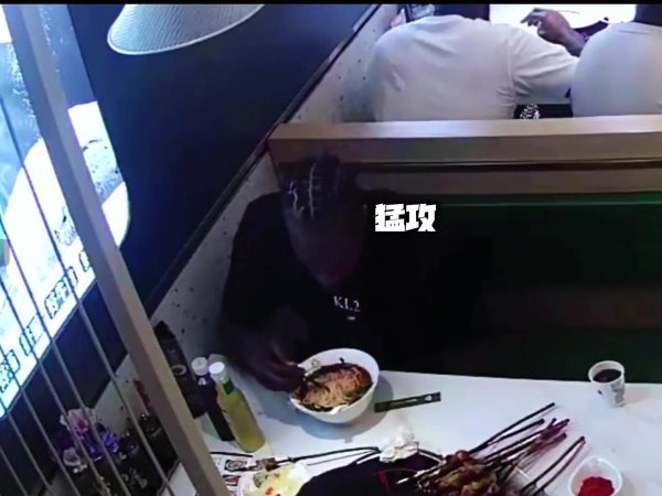 光盘行动！莱昂纳德中国行去店里吃牛肉面 筷子用得有模有样