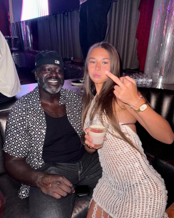 奥尼尔现身网红Sophie Rain生日派对 兴奋之余还兼职当上了DJ