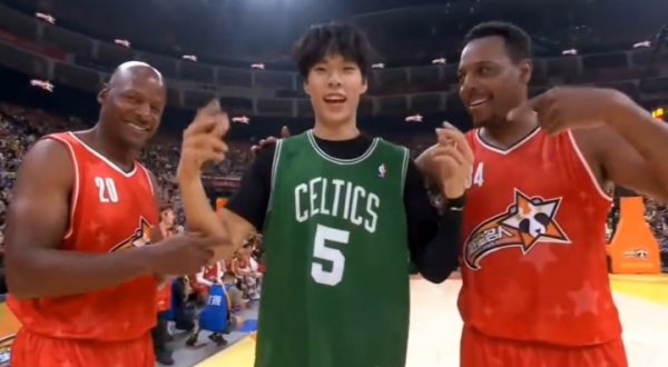 吴勇豪身穿加内特运动活动    服  和皮尔斯&雷阿伦合照致敬绿军三巨头