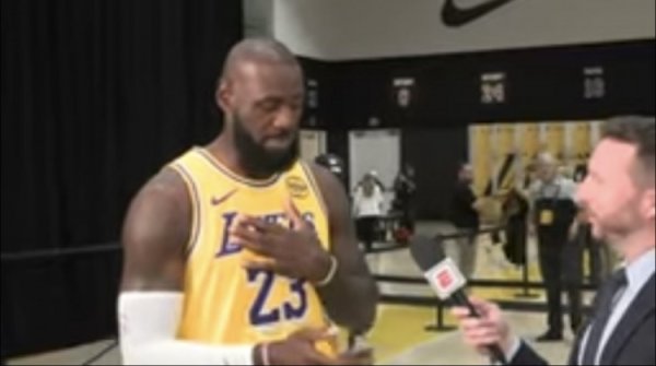 赞比亚有人穿你运动活动    服  ？詹姆斯：我向你致以爱意 希望咱们可以见面