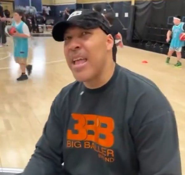 你单腿能击败乔丹？球爹：你知道我可以的 我让他一条腿是为公正