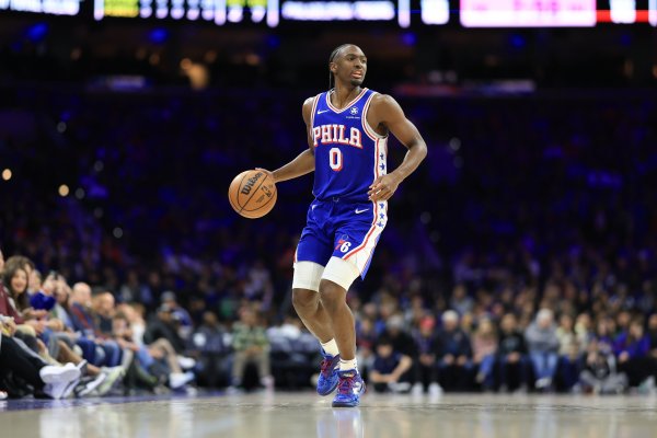 先试试水！马克西12中5&三分4中0拿14分4板4助 出现5错误