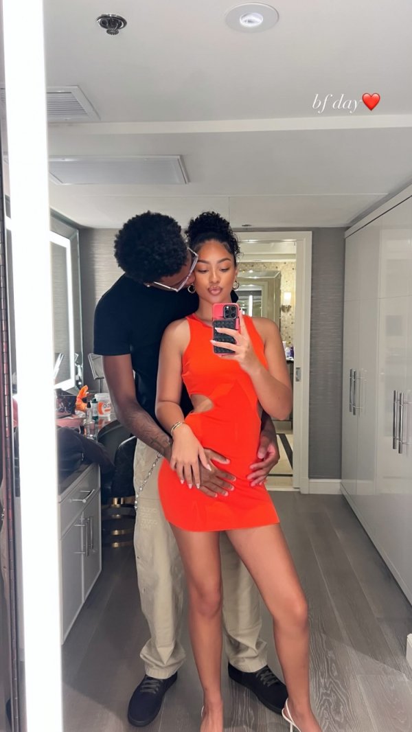 甜蜜小情侣！詹姆斯小儿子布莱斯转发与女友亲密拥抱合照