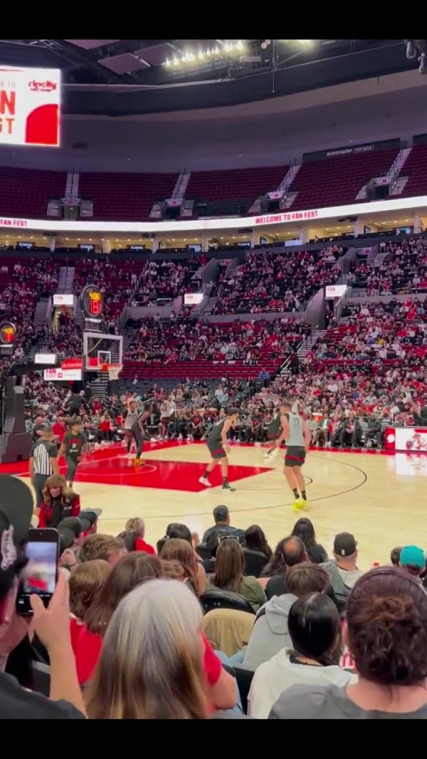 存在感十足~杨瀚森坐镇篮下大帽克林根 转头助功  夏普超远抛射落袋