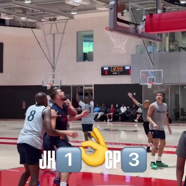 互不相让！哈登面对保罗飚进三分 后者底角空位回敬一球