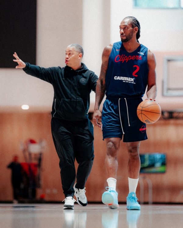 快船晒今日练习  照：小卡持球卢指挥跑位 哈登投射&比尔盘球  瞬间