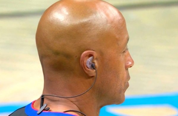 裁判    戴耳机！美网友：詹姆斯指挥他们吹哨&作弊电话直接打到场上