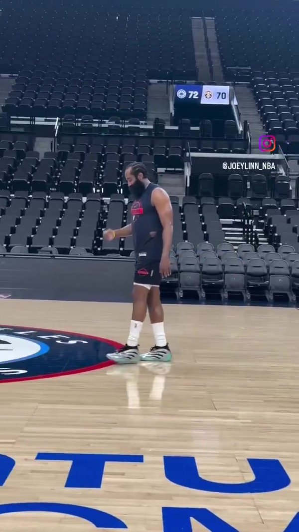 身先士卒！快船练习  结束后哈登还在额外训练 整个球馆只剩他一个球员