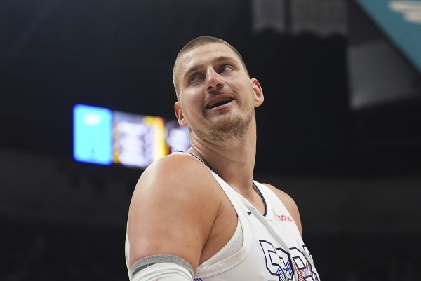 错误  略多！约基奇半场4中4&罚球8中6拿到14分4板4助 有5次错误