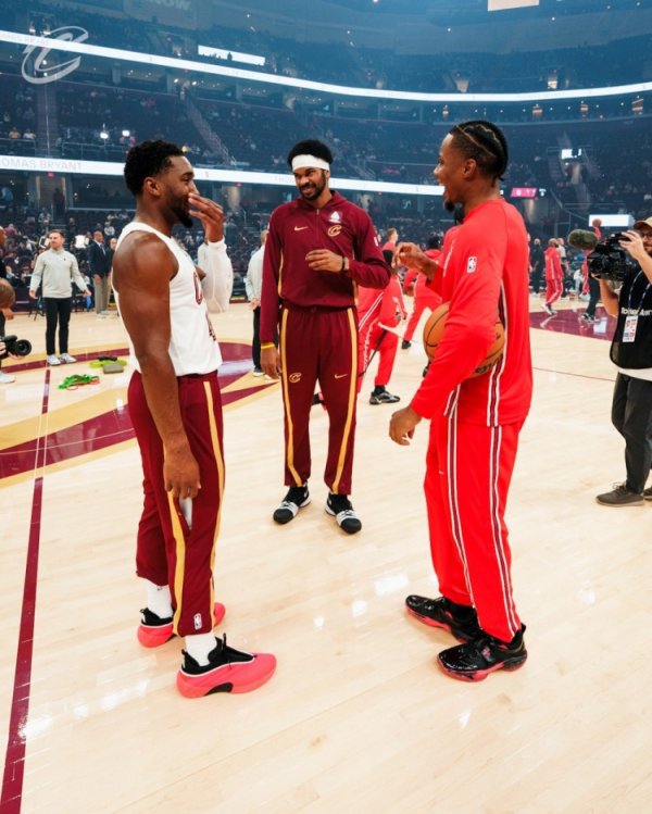 老队友碰面！骑士VS公牛赛前 米切尔&阿伦与前队友奥科罗攀谈