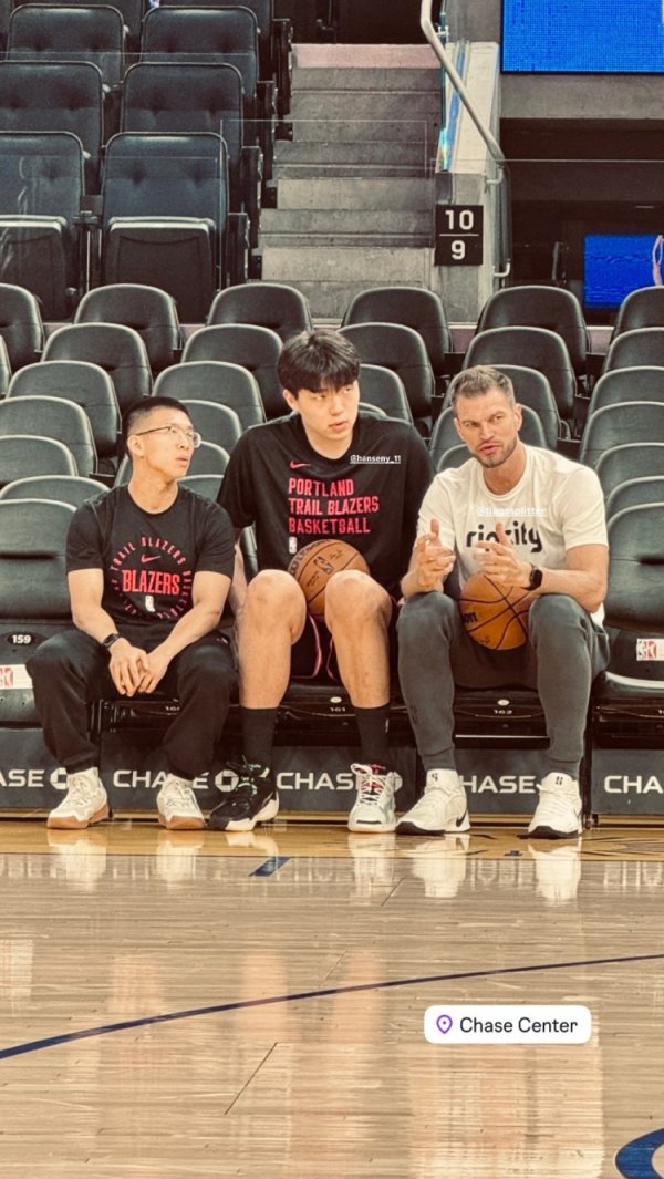 今日迎季前赛首秀！杨瀚森赛前认真接受助教斯普利特指点