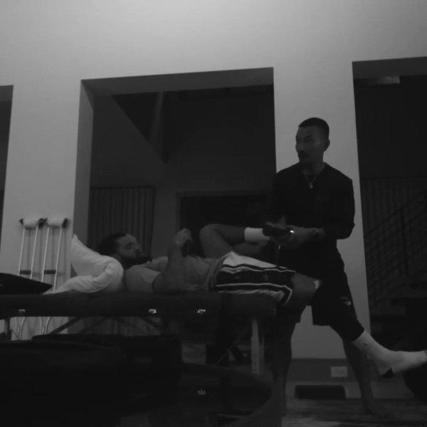 右膝前十字韧带撕裂！范弗里特晒复健    视频：一步一个脚印🎲