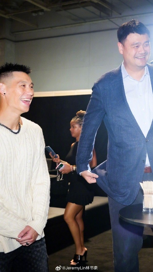 马里昂胖成球~林书豪晒照：见到很多老朋友 向这些传奇人物致敬