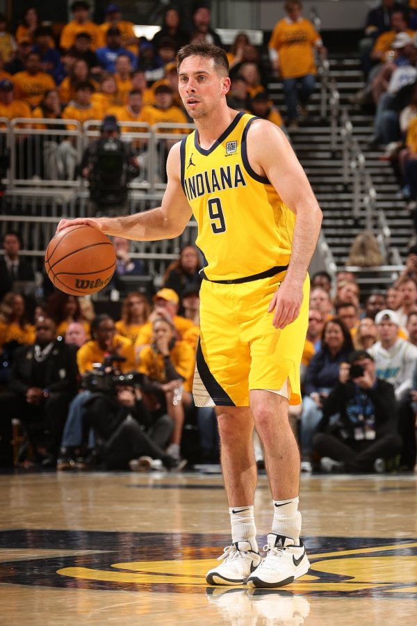 后场再折一将！卡莱尔：麦康纳因左腿筋肌肉拉伤  至少缺阵一个月