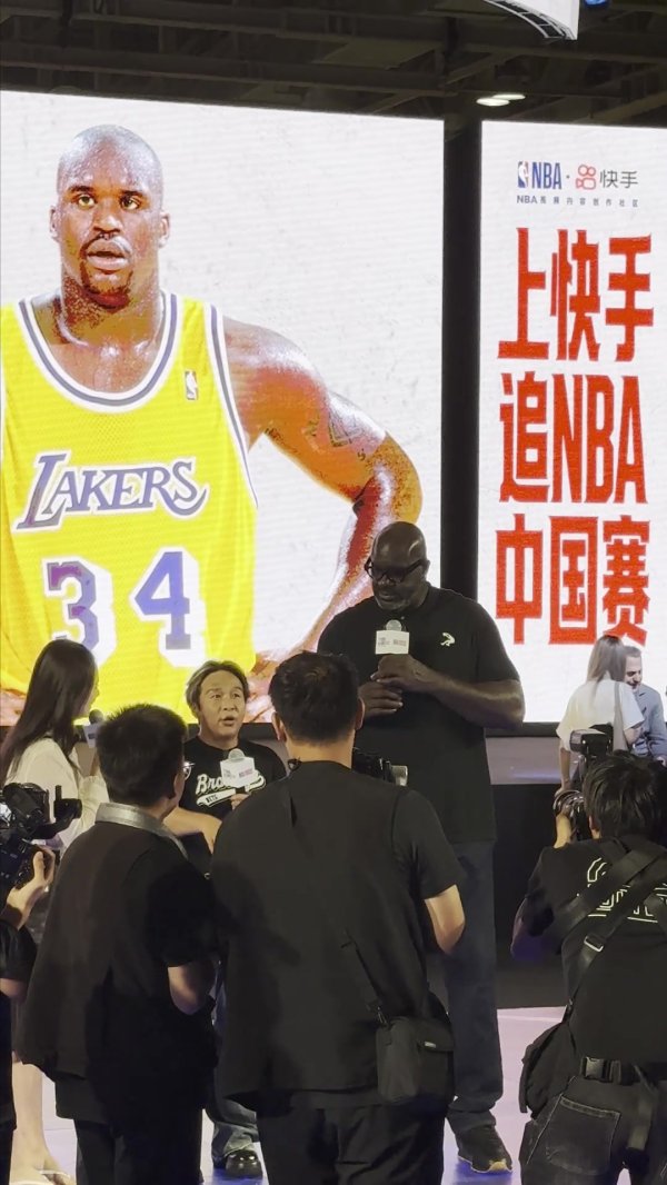 被奥尼尔质疑太小！宋小宝错失后者帮助 随后搬出梯子完成灌篮