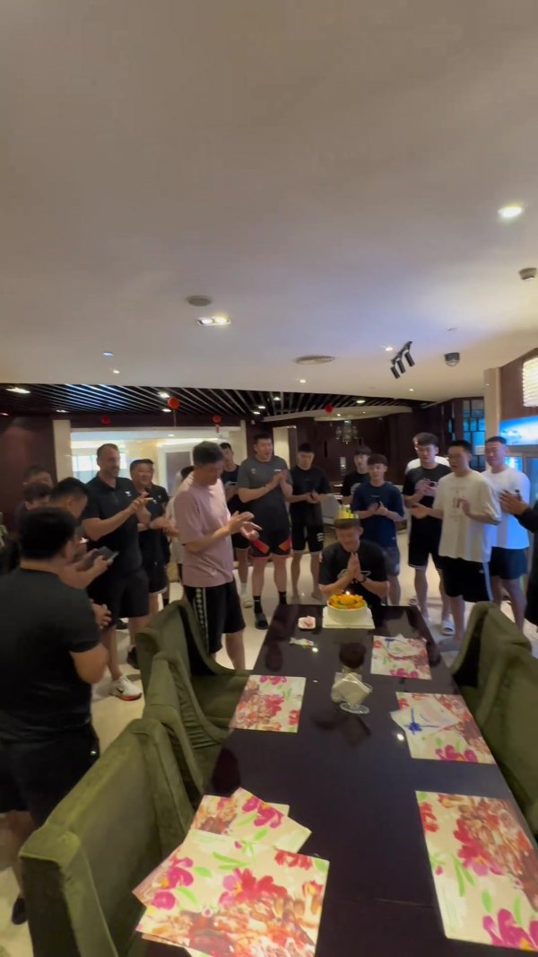 杜锋晒广东全运男篮给周鹏庆生视频：青回系列 祝兄弟生日快乐