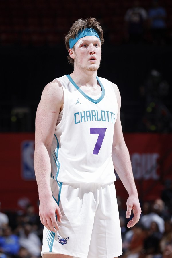 不像会打球！4号秀克尼佩尔上半场7投1中仅得2分4篮板球   出现3错误