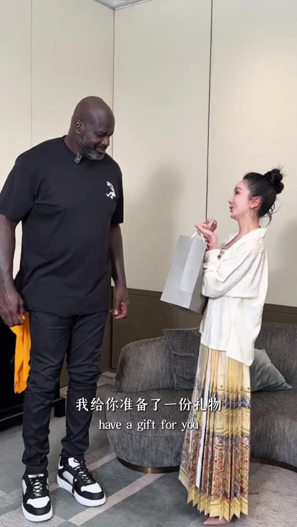 跨界联动！娄艺潇送奥尼尔马面裙 后者回赠34号亲签运动活动    服