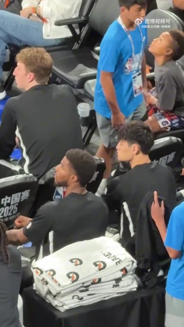 NBA中国赛次战 到了末节小曾还是没机会🗣️观赛人群  大喊：换曾凡博