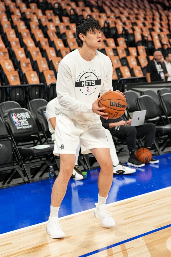 今年两场NBA中国赛 曾凡博首战10分钟0出手1抄截   次战枯坐冷板凳