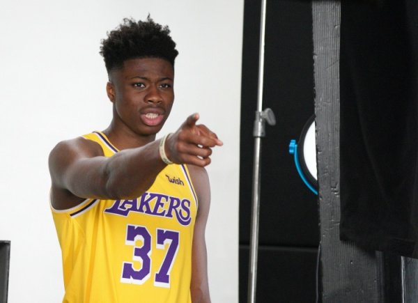 Stein：字母哥的四弟科斯塔斯签不了双向合同 所以雄鹿签了老五