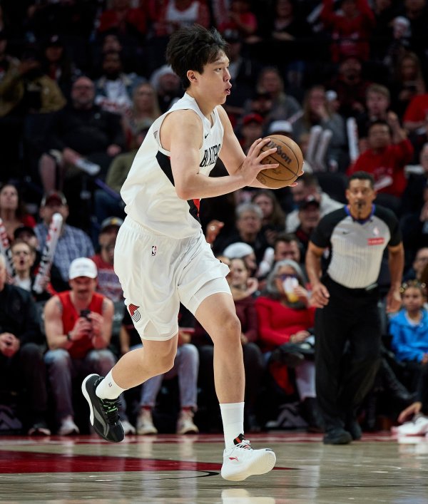 媒体人：杨瀚森首节后2分钟喘不过来了 讲真我觉得应该要减重