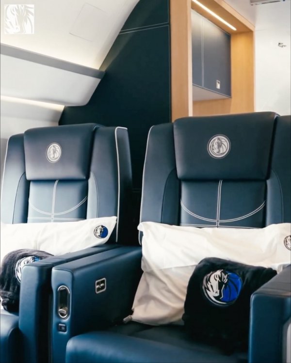 焕新升级！独行侠赛季开始前重新整备了球队的私人飞机！