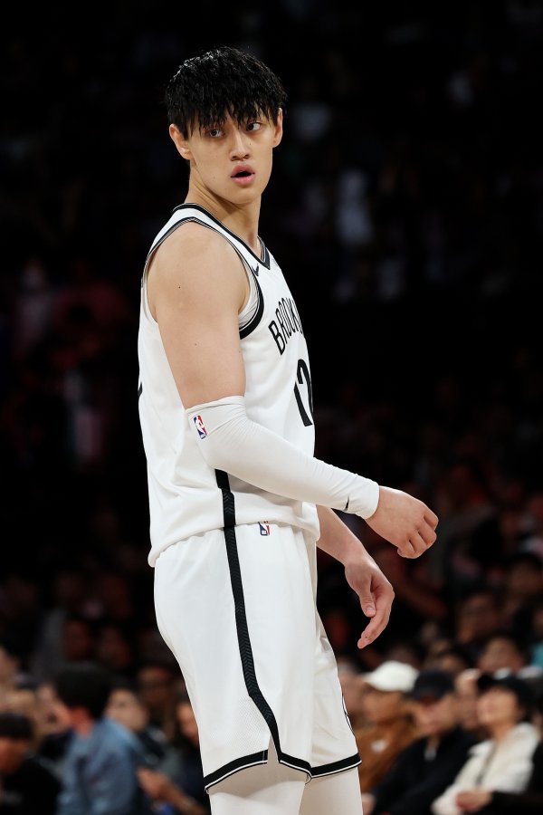 队记：中国球员曾凡博被篮网裁掉💥两场中国赛只打10分钟零出手