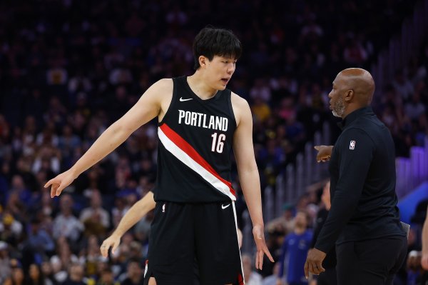 爵士内线储备充足让杨瀚森在防卫  上不适应 比卢普斯可以试试双塔