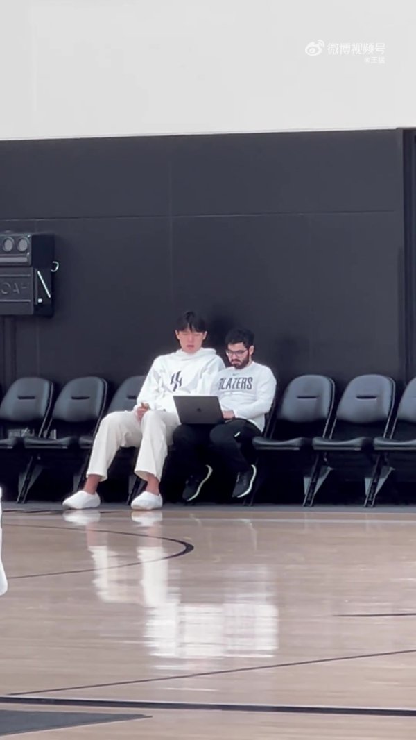 英语进步很大！杨瀚森和助教看录像 翻译一直不在全程靠自己！