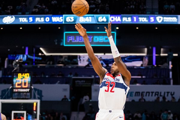 米德尔顿谈球迷穿他雄鹿22号运动活动    服  ：无法用言语表达感激之情